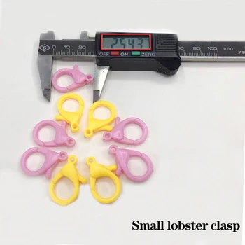 100vnt 25mm Spalvingas Plastiko Mažų Omarų Sąsagos Key Chain Raktų Žiedas Lempos Formos Sagtis Snap Kablys 