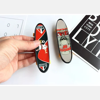1pcs Fingerboard Mini Kūrybinės Pirštų Riedlentė Plastiko Finger Skate Motoroleris Throwbacks Originalus Berniukų Mini Riedlentė Žaislas
