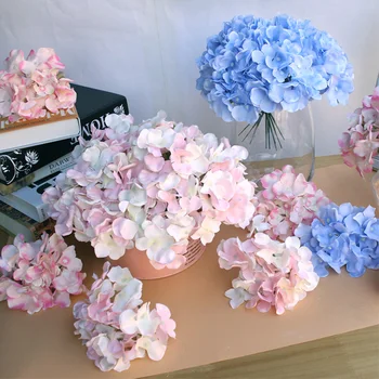 2vnt daug ryškus, didelis hydrangea gėlių vadovai šilko dirbtinės gėlės nuostabios vestuvių namų šaliai fonas 