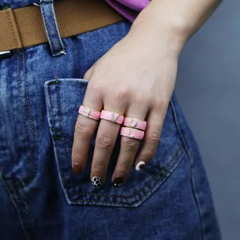 Karšto pardavimo spalvinga moterų Raidės A-Z raidę, dantytais žiedais lady dalyvavimas juosta papuošalai iš viso inicialai 26 Abėcėlės nustatyti punk